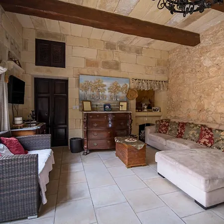 3 Bedroom Farmhouse With Private Pool In Zebbug Gozo 度假居