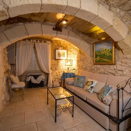 3 Bedroom Farmhouse With Private Pool In Zebbug Gozo 度假居 *