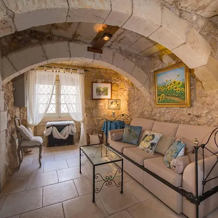 3 Bedroom Farmhouse With Private Pool In Zebbug Gozo *